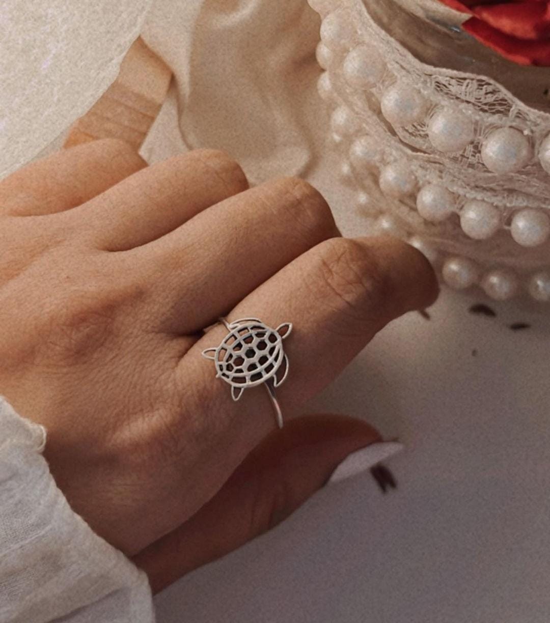 Charming tortoise silver ring with filigree detail