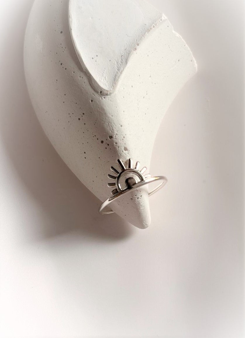 Trendy sunrise silver ring with radiant details