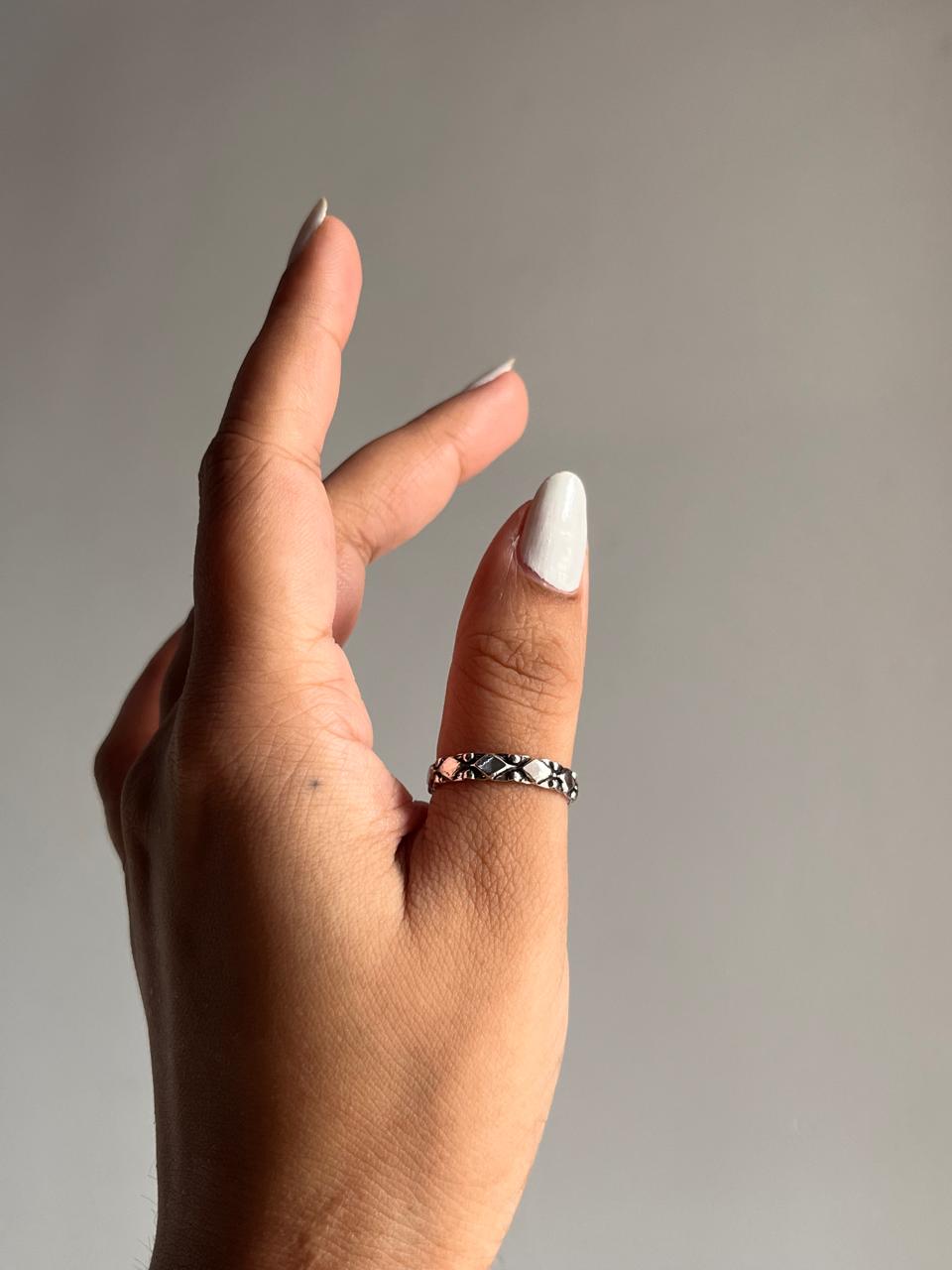 Charming tribal Rawa design silver band ring