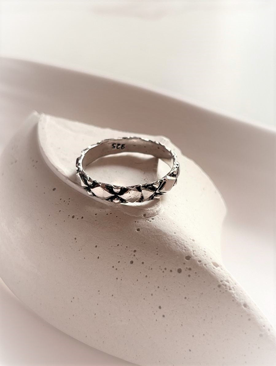 Tribal-inspired Rawa band ring in sterling silver