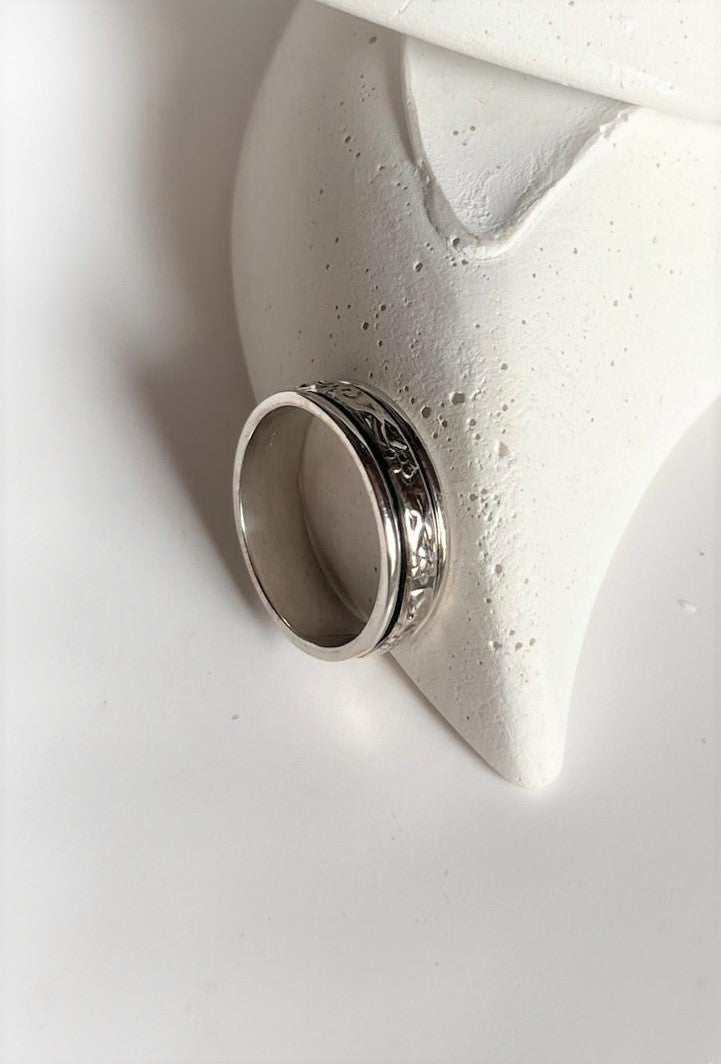 Refined floral spinner silver ring with detailed engravings and smooth rotation