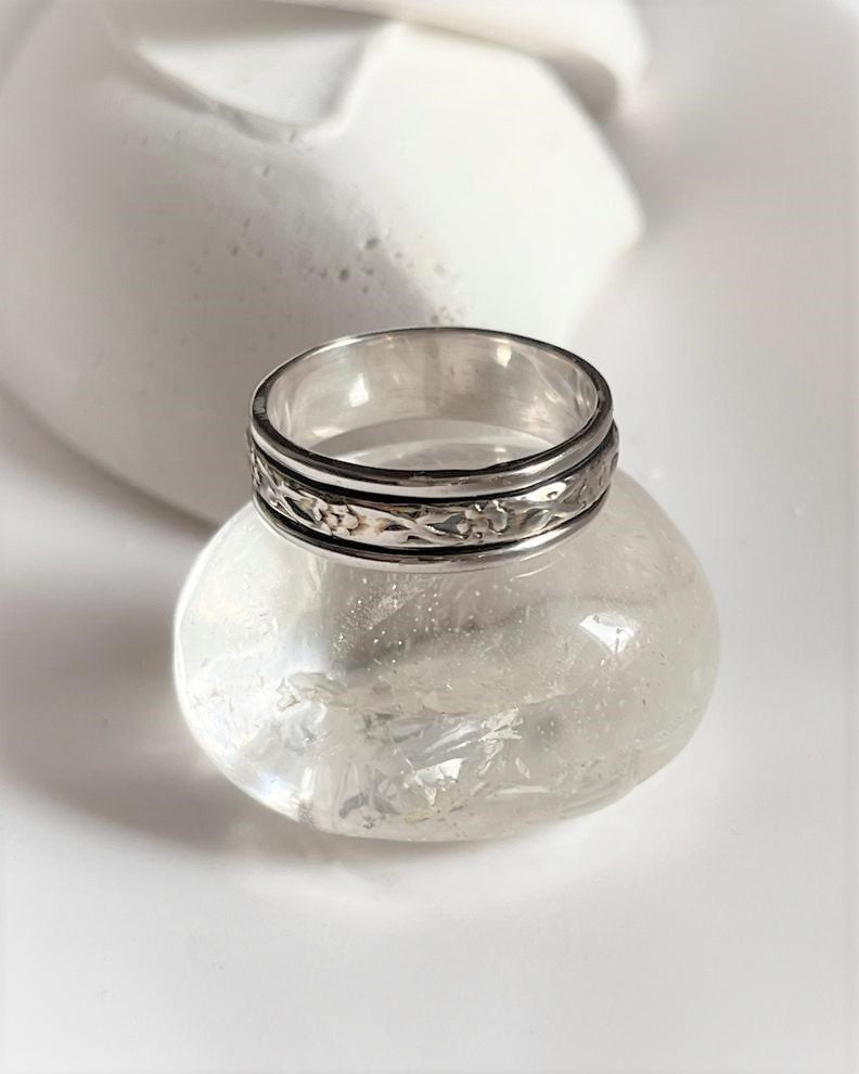 Stylish floral spinner silver ring with a nature-inspired motif