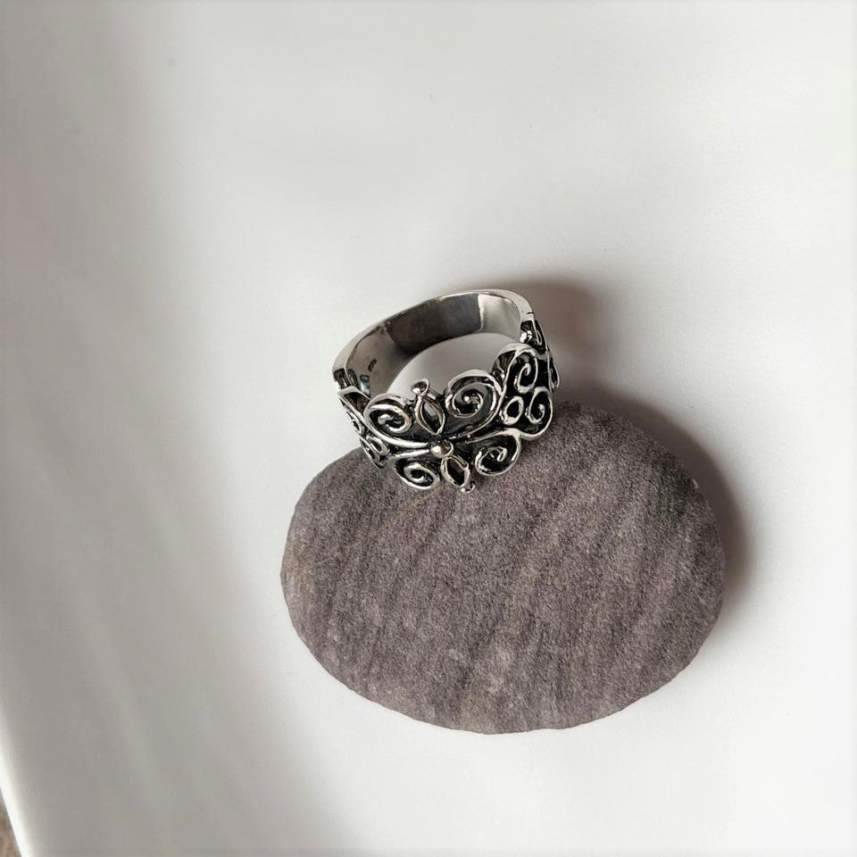 Unisex Vintage Chunky Silver Ring with Fleur-de-lis Motif