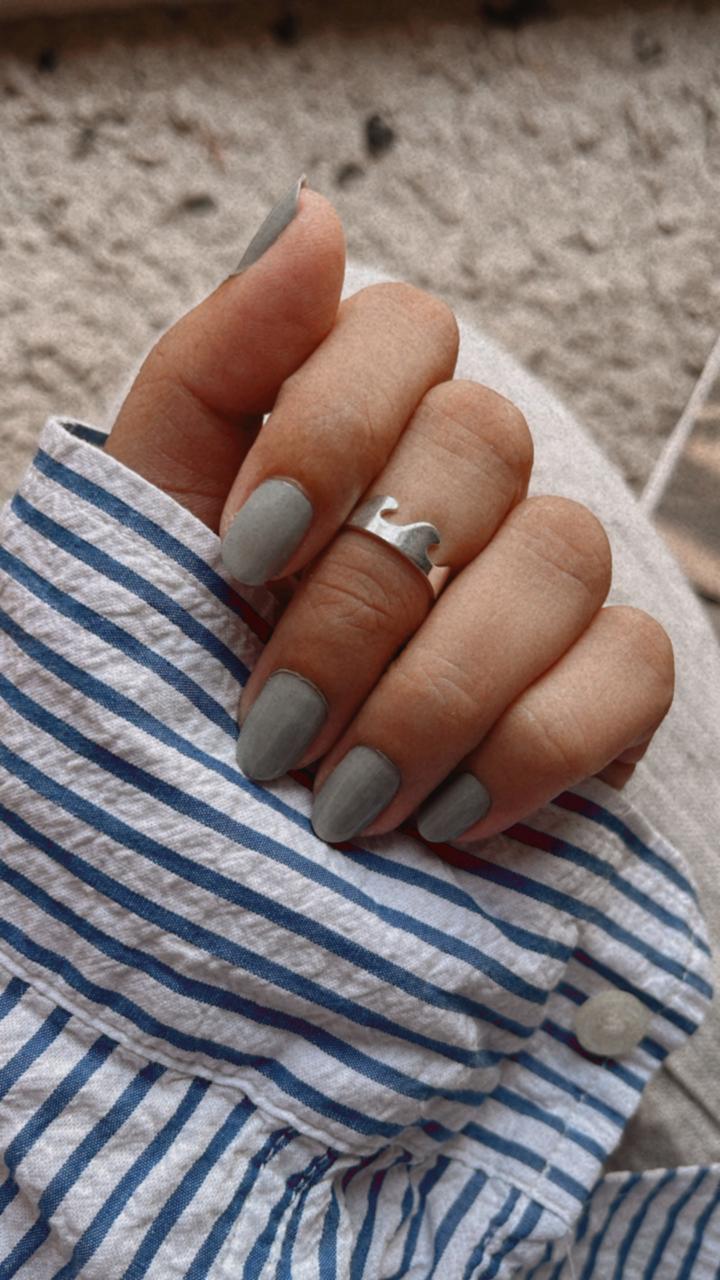 Elegant wavy design silver ring for mid or little finger