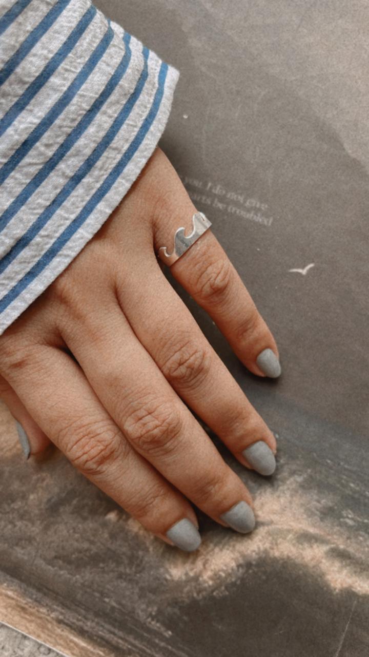 Adjustable wavy silver ring for a custom fit