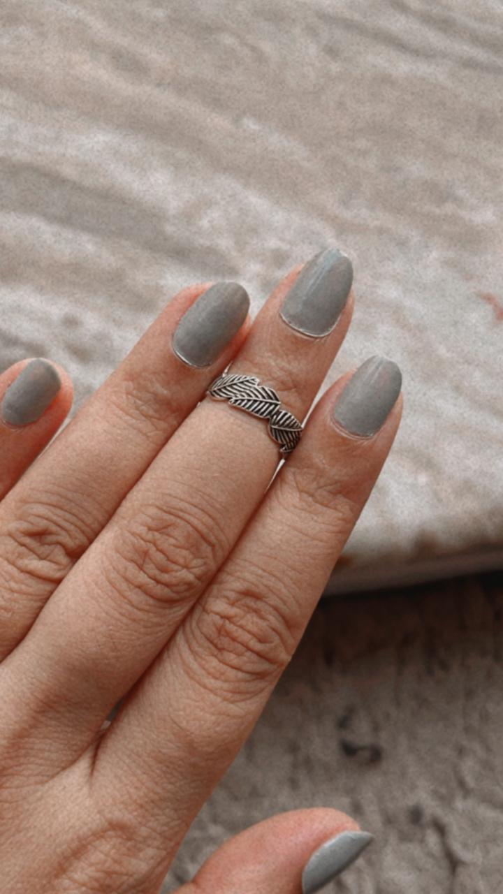 Adjustable Silver Ring with Leaf Design for Finger Flexibility