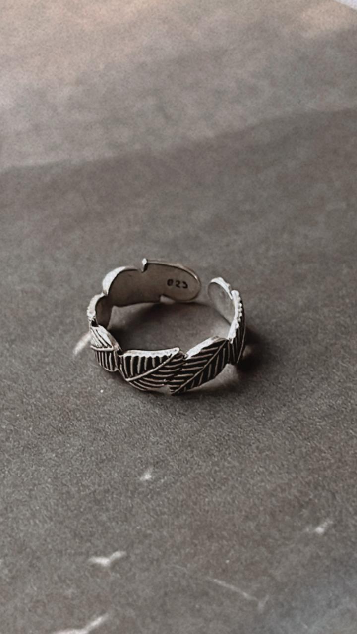 Charming Leafy Silver Ring for Mid or Little Finger