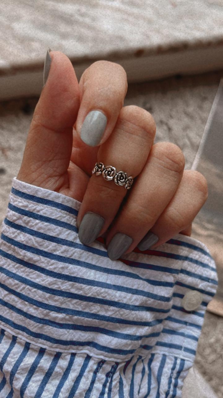 Handcrafted adjustable silver ring featuring rose details for little or mid finger