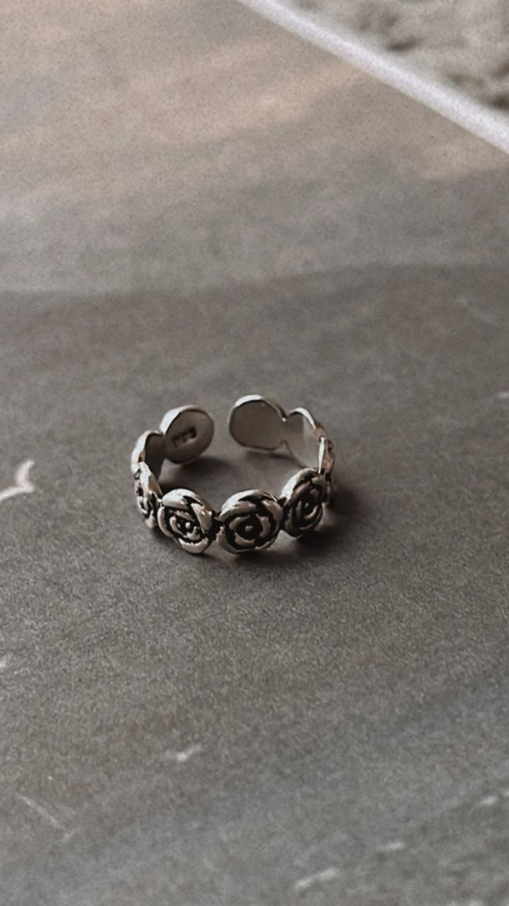 Sterling silver adjustable ring with rose design for mid or little finger