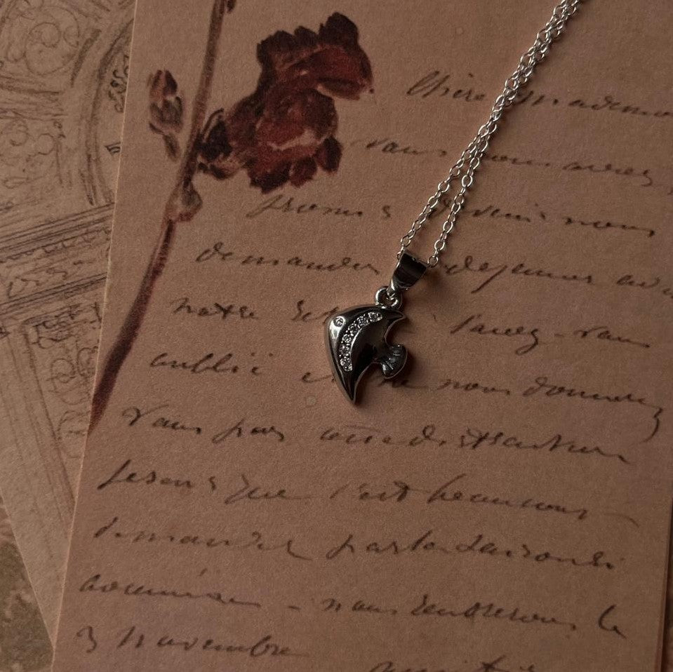 Elegant Fish 8 silver necklace with detailed fish design
