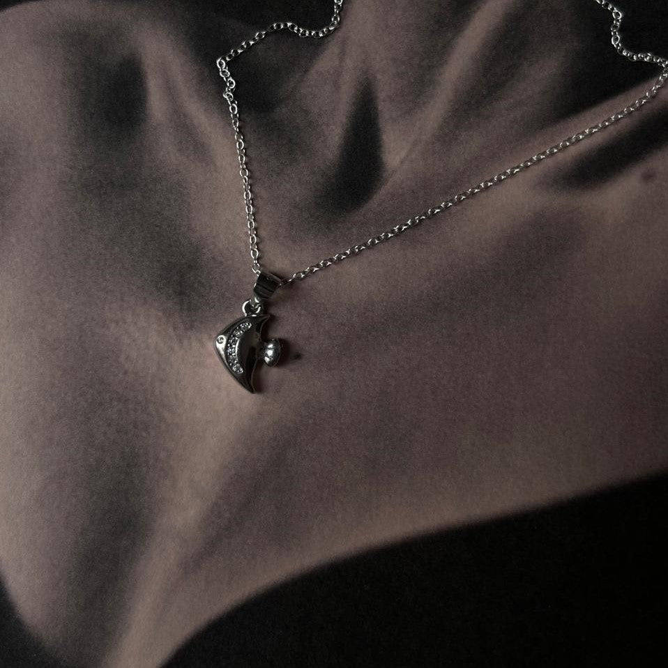 Charming Fish 8 silver necklace featuring a sleek aquatic motif
