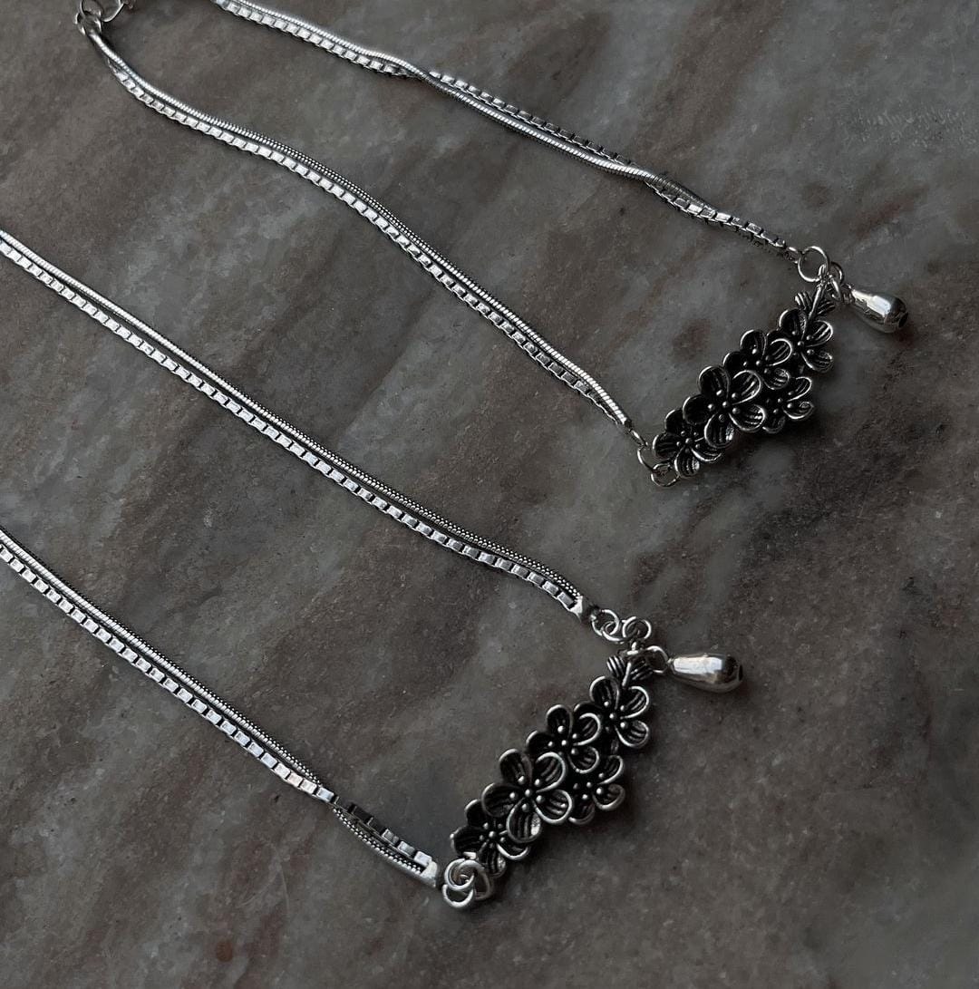 Beautiful floral drop silver anklet with smooth, dangling flower accents