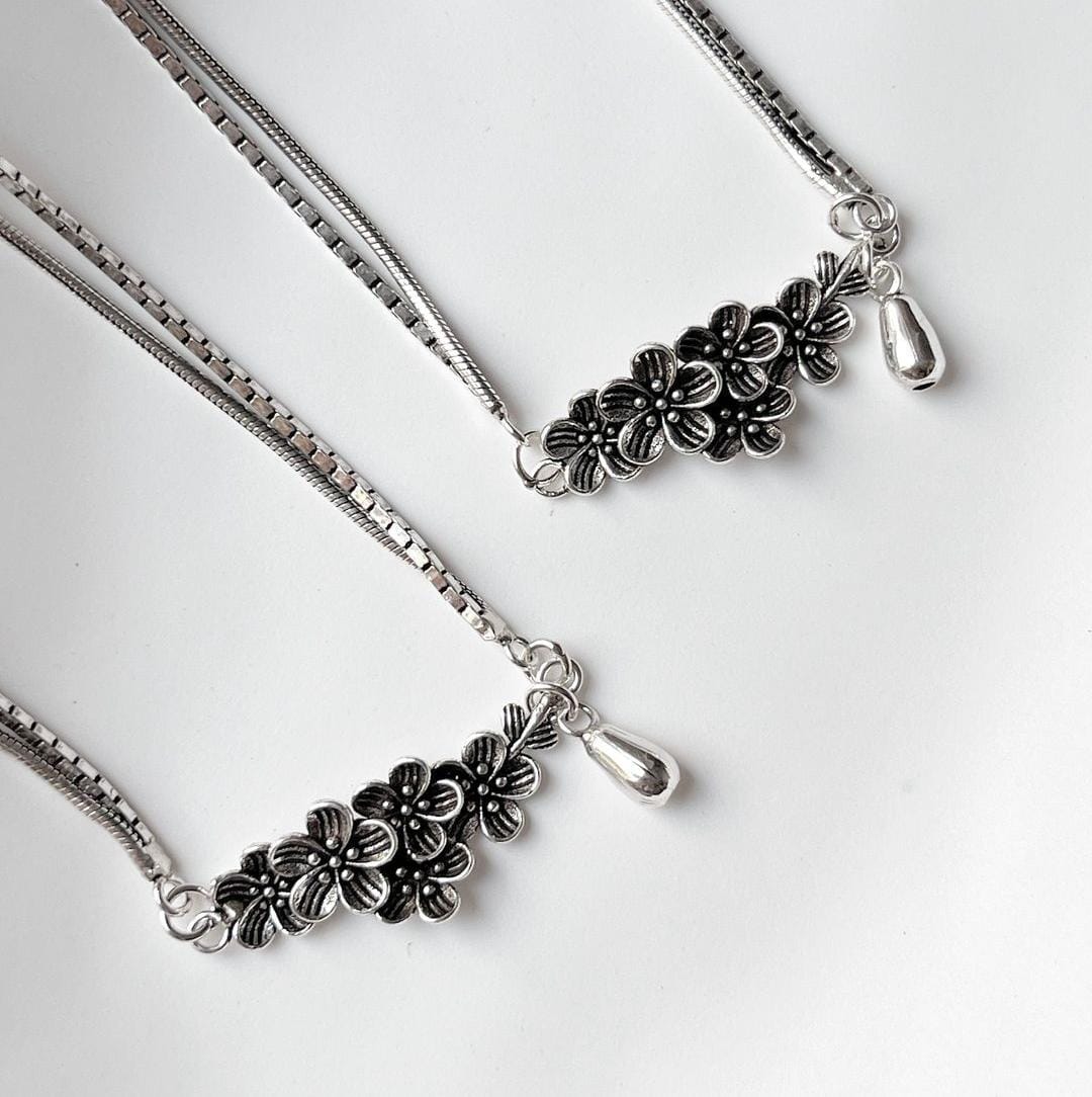 Charming floral drop silver anklet with delicate, nature-inspired details
