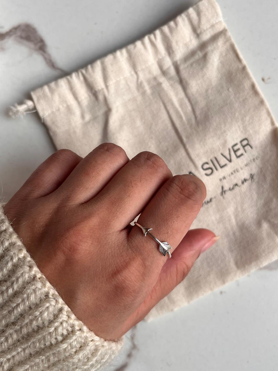 Timeless arrow band silver ring with intricate detailing.