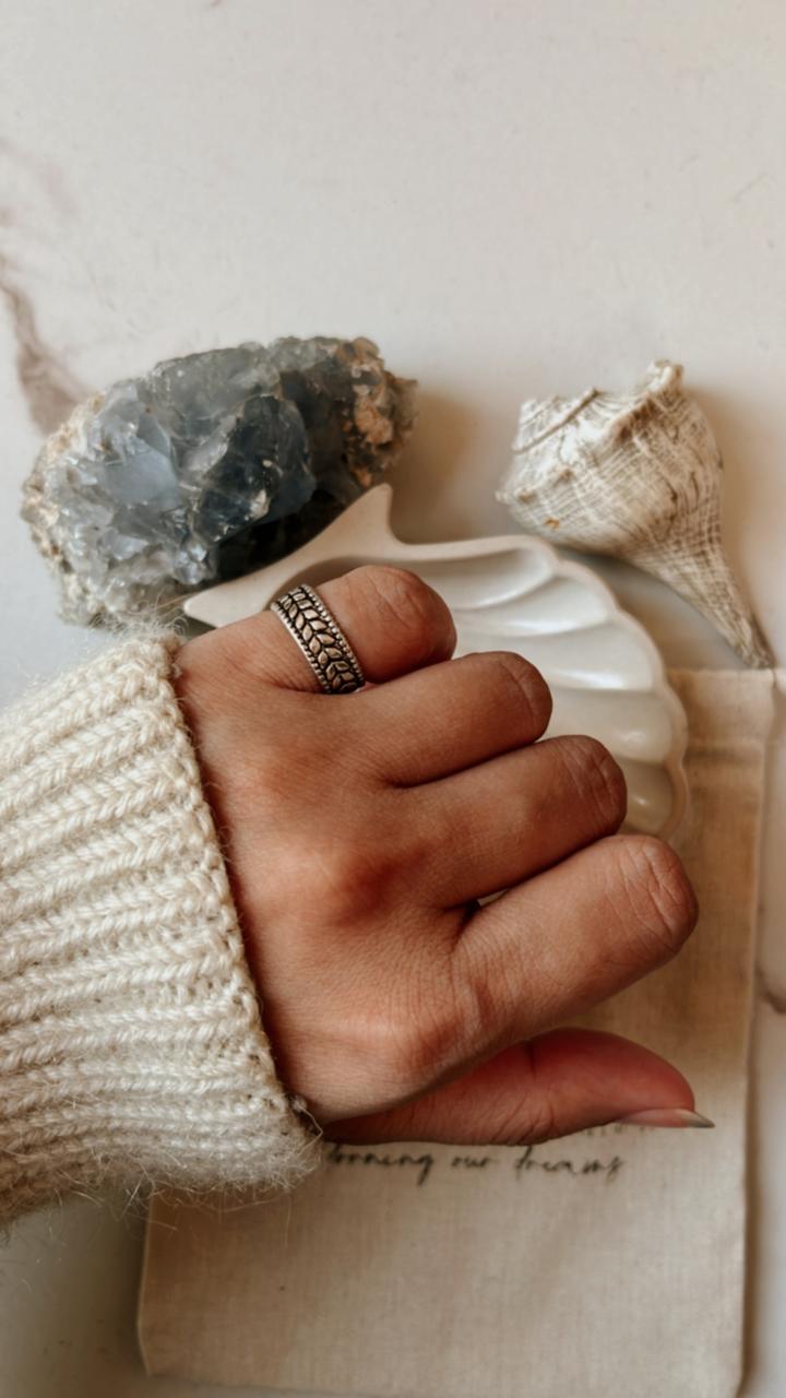 Big Leafy Design Silver Ring for Mid or Little Finger