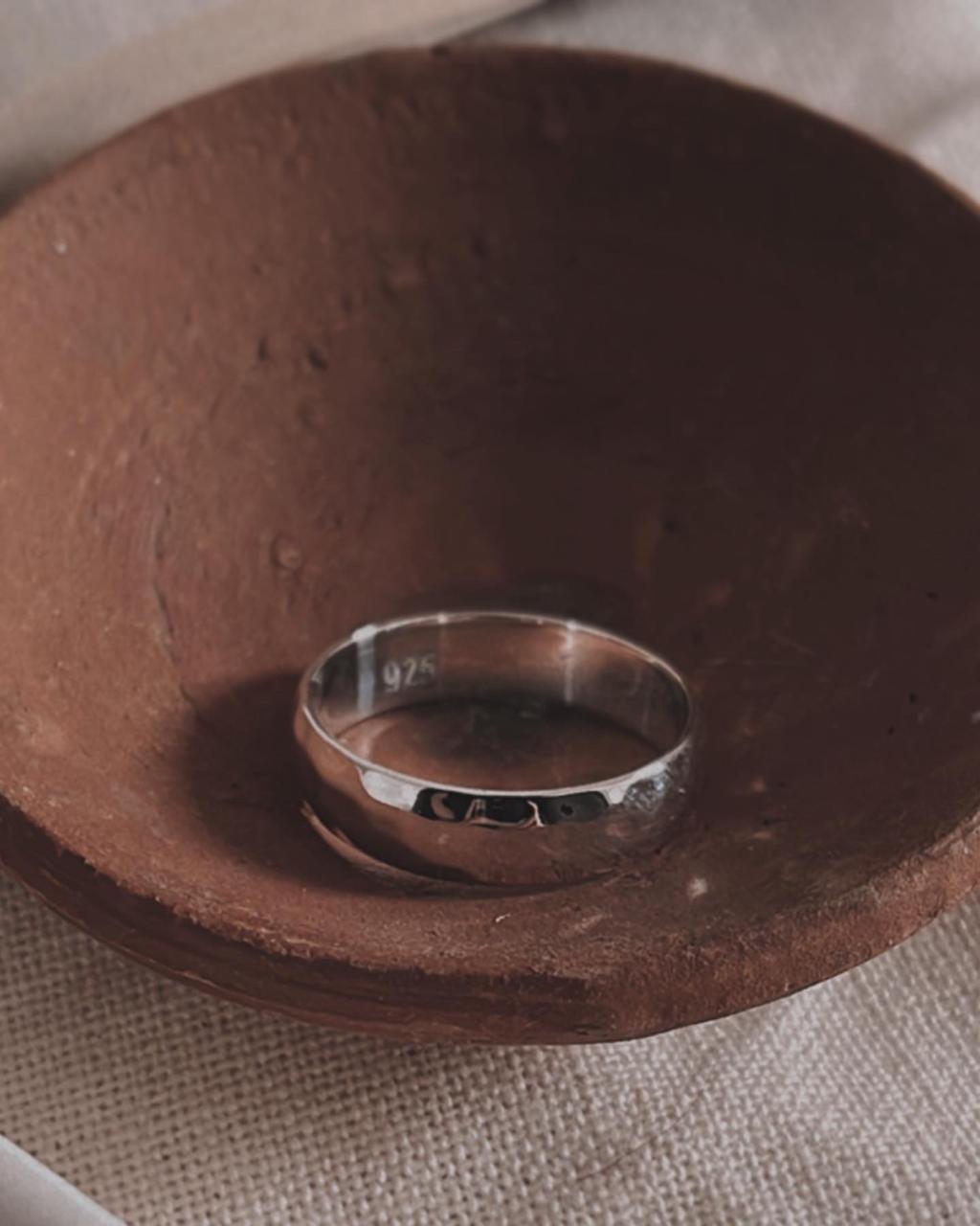 Bold hammered thick band ring in 925 silver for a modern style