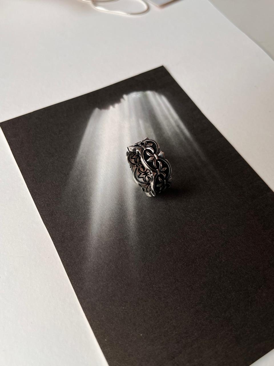 Elegant Fleur De Lis Ring with Black Band in 925 Silver