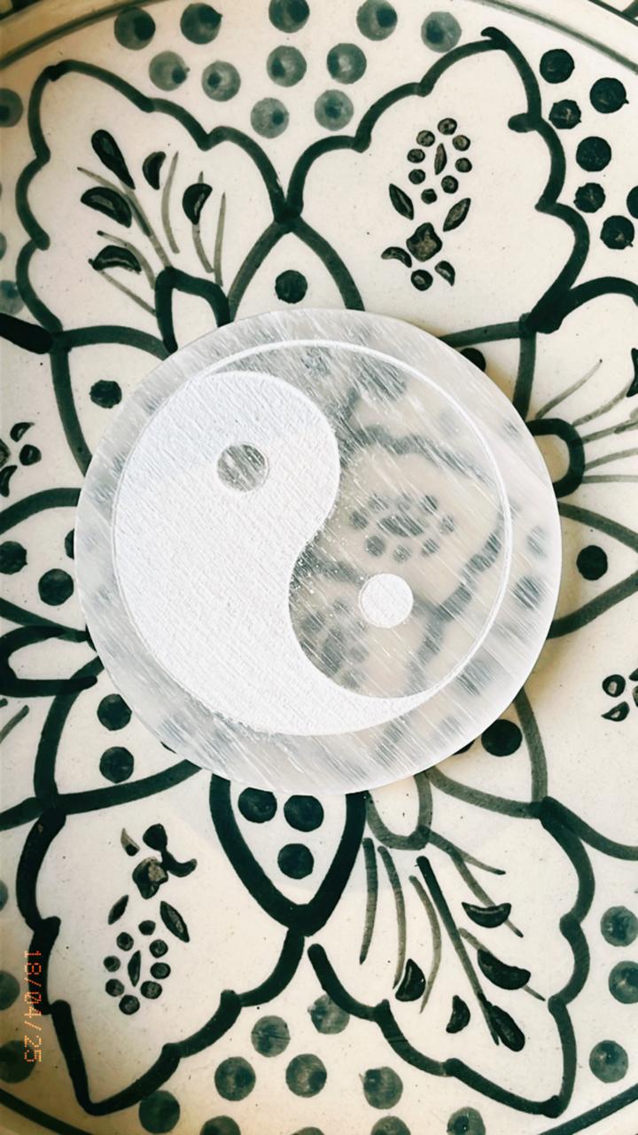 Selenite plate for meditation with Yin Yang design