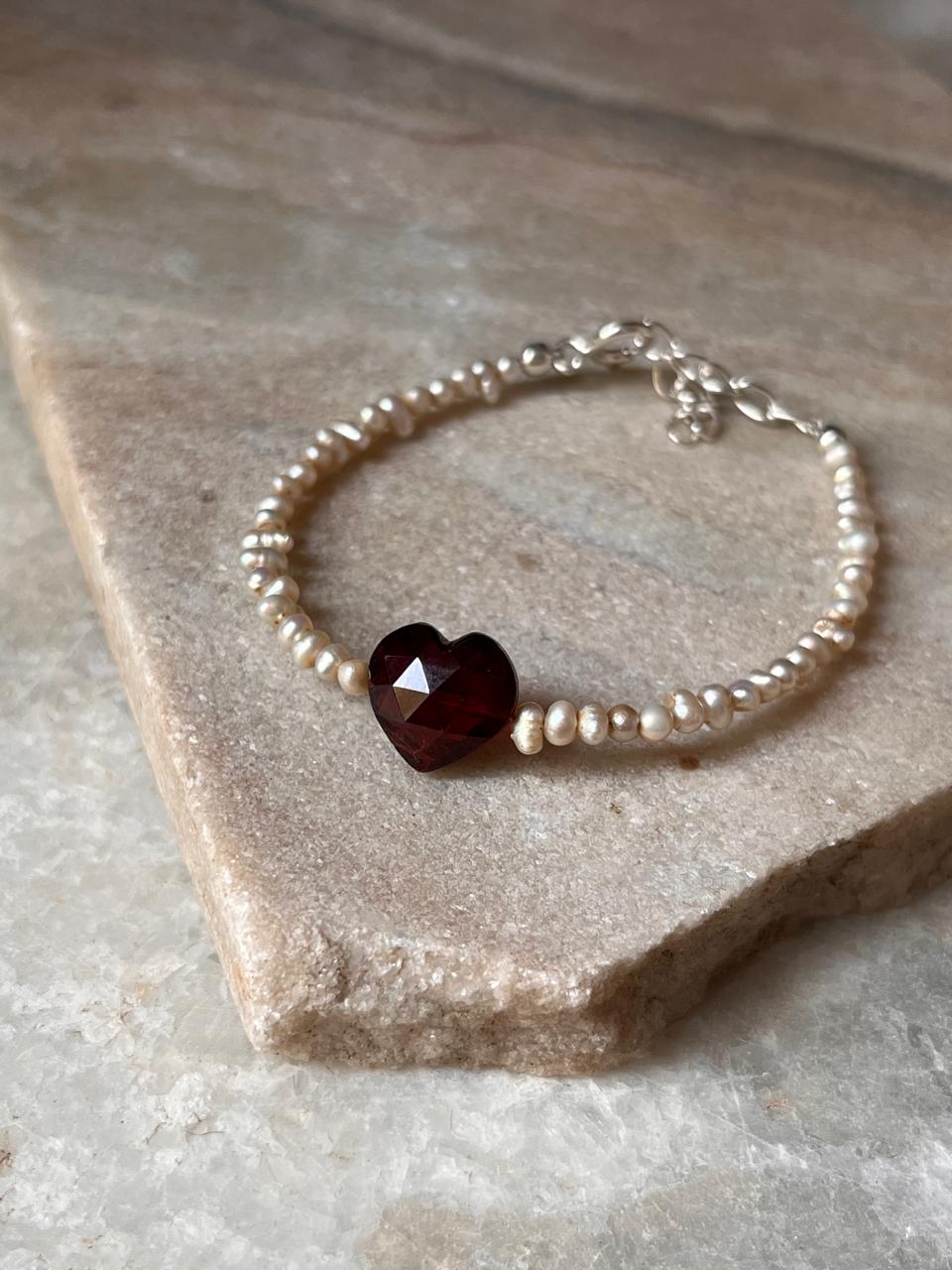 925 silver bracelet with Basra pearls and garnet heart charm