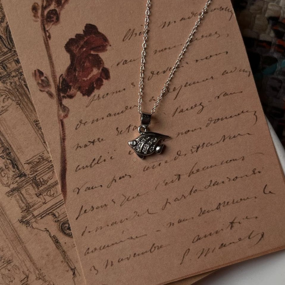 Charming Fish 7 silver necklace featuring a sleek and polished finish