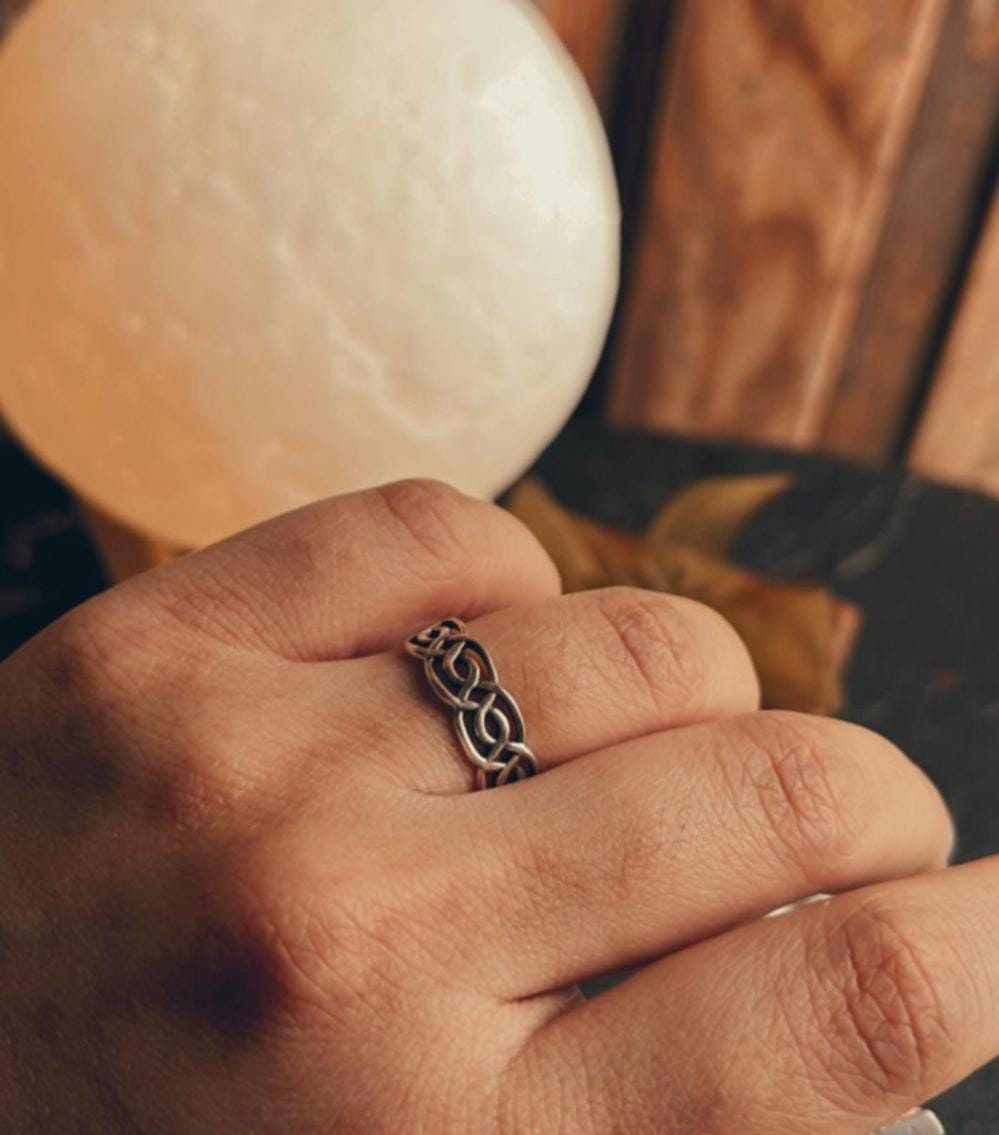 Chic Arzoo silver ring with a minimalist yet stylish design.