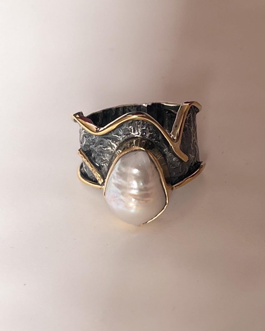 Timeless silver ring with a rustic finish and a beautiful Baroque pearl.