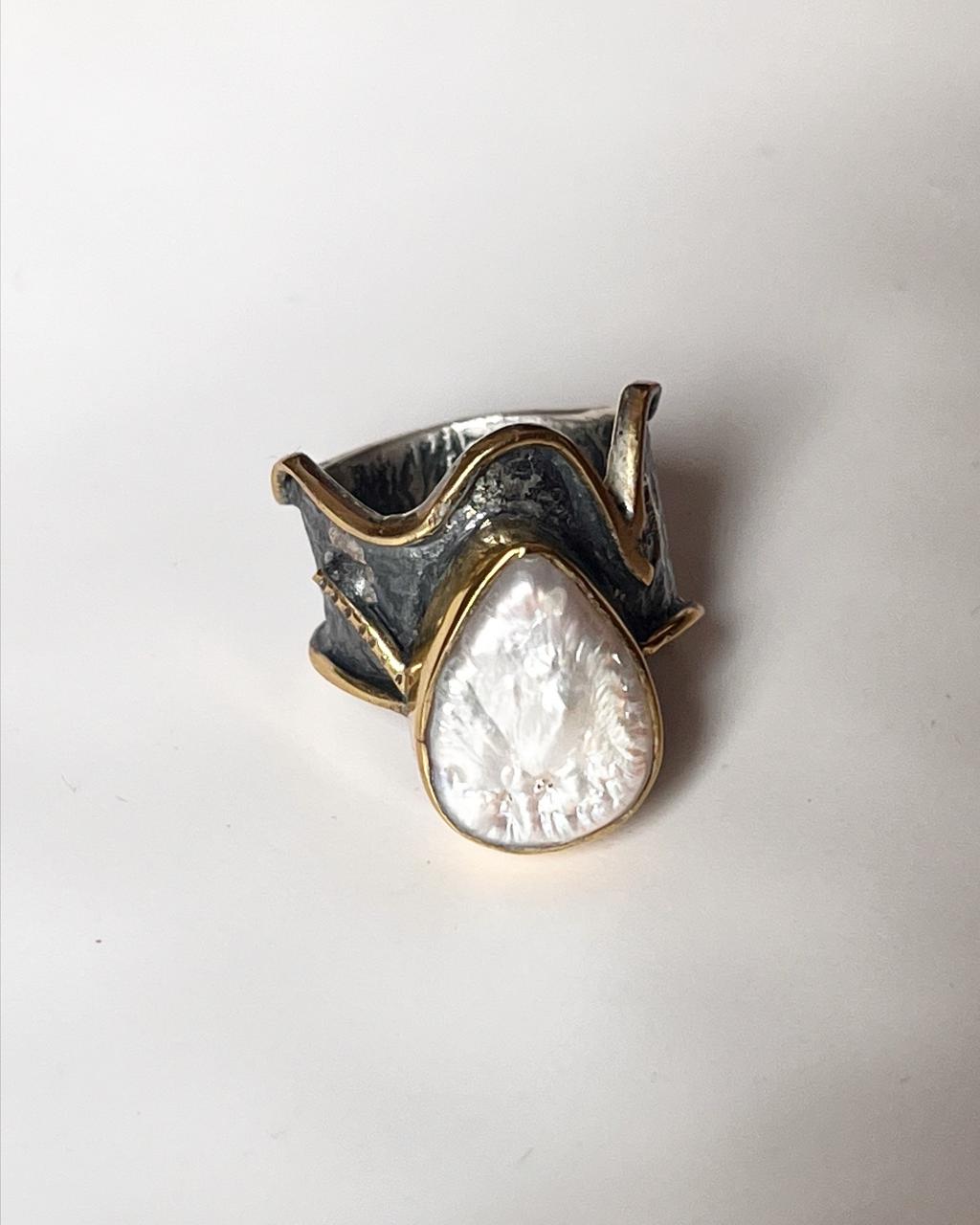 Boho-inspired Baroque pearl rustic silver ring with organic charm.