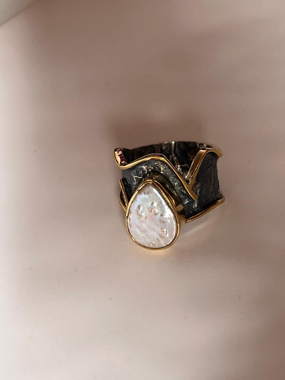 Rustic silver ring with a Baroque pearl for a timeless and natural look.