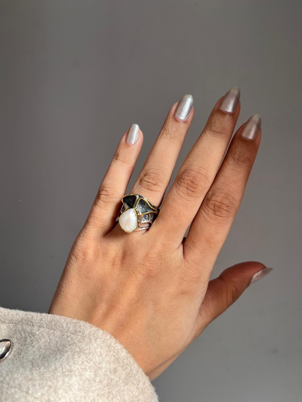 Charming rustic silver ring with two Baroque pearls, perfect for a boho style.
