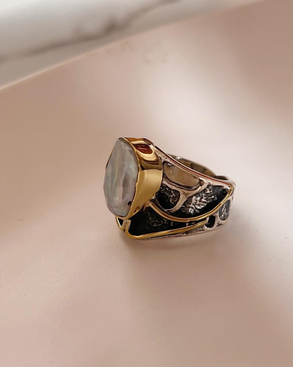 Charming rustic silver ring with two Baroque pearls, perfect for a boho style.