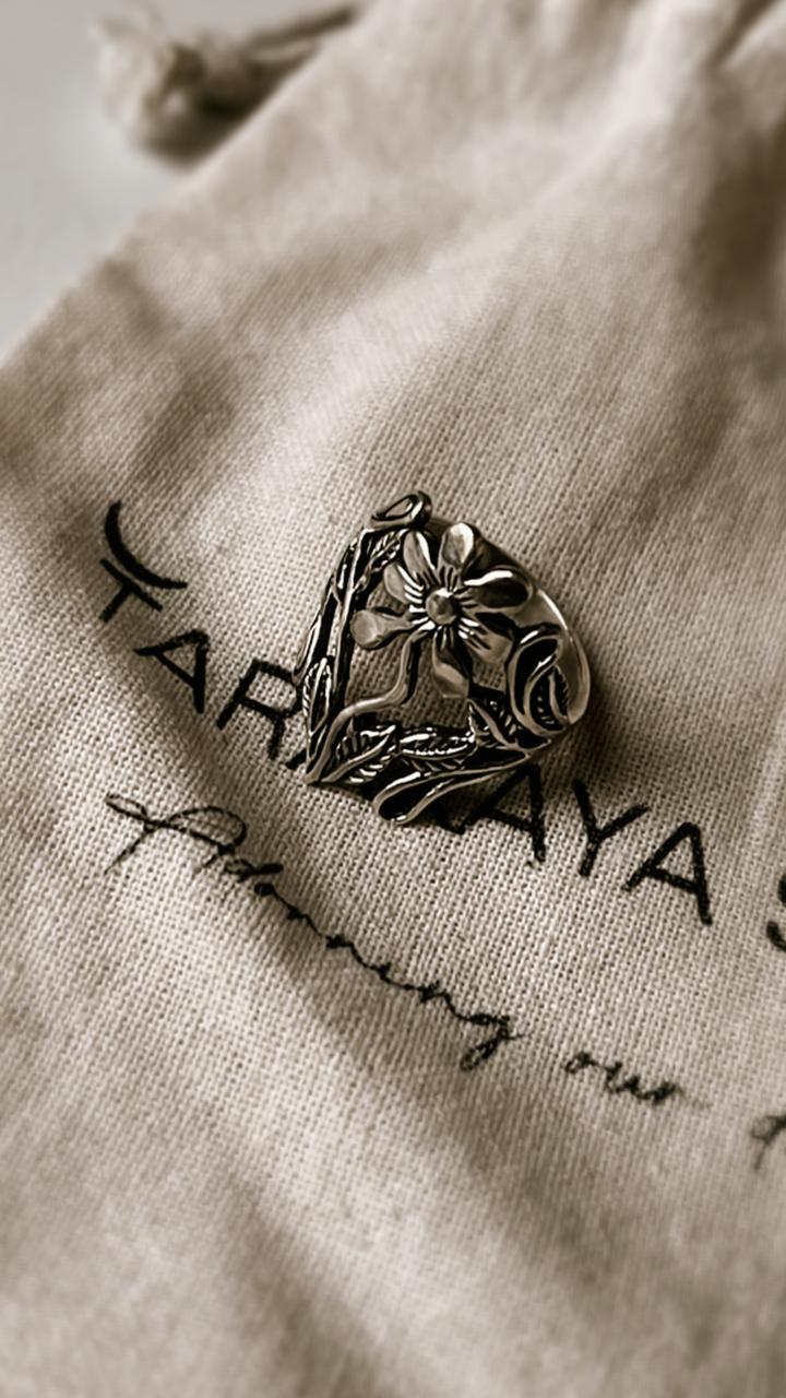 Timeless big floral garden silver ring with a bold, chunky style.