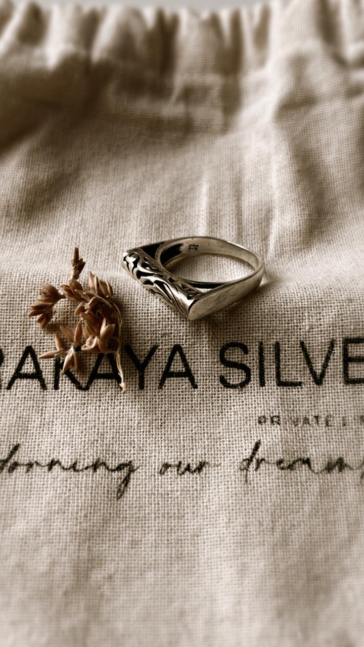 Customizable Vintage Motif Signet Ring in Silver