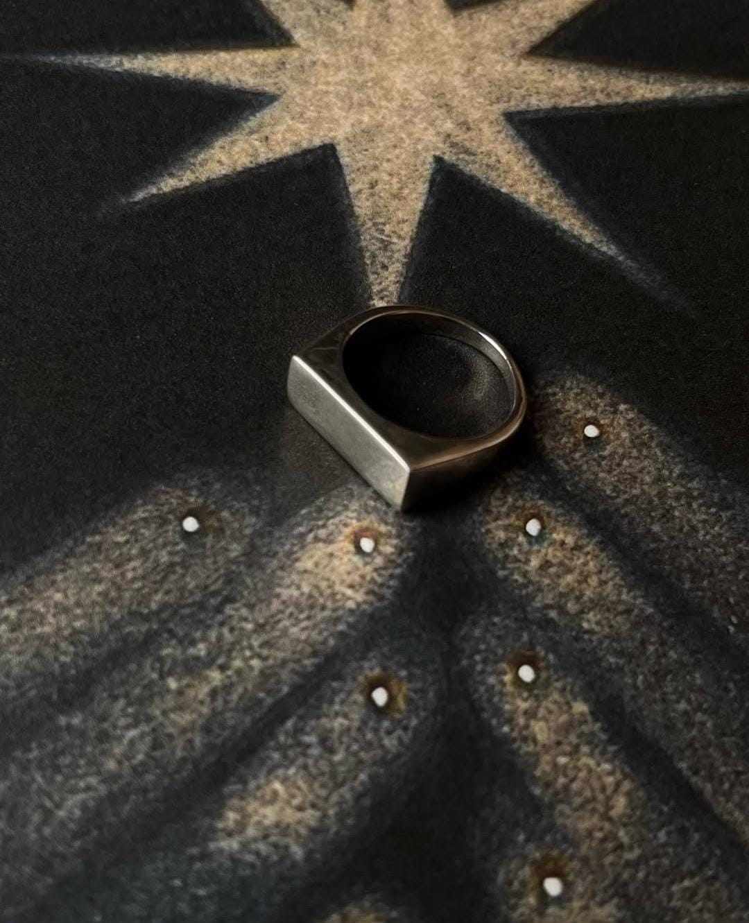 Sleek Plain 925 Silver Signet Ring for Unisex Fashion