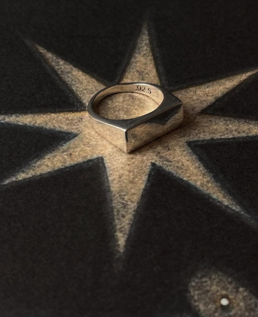 Classic Plain Signet Ring in 925 Silver for Bold Style