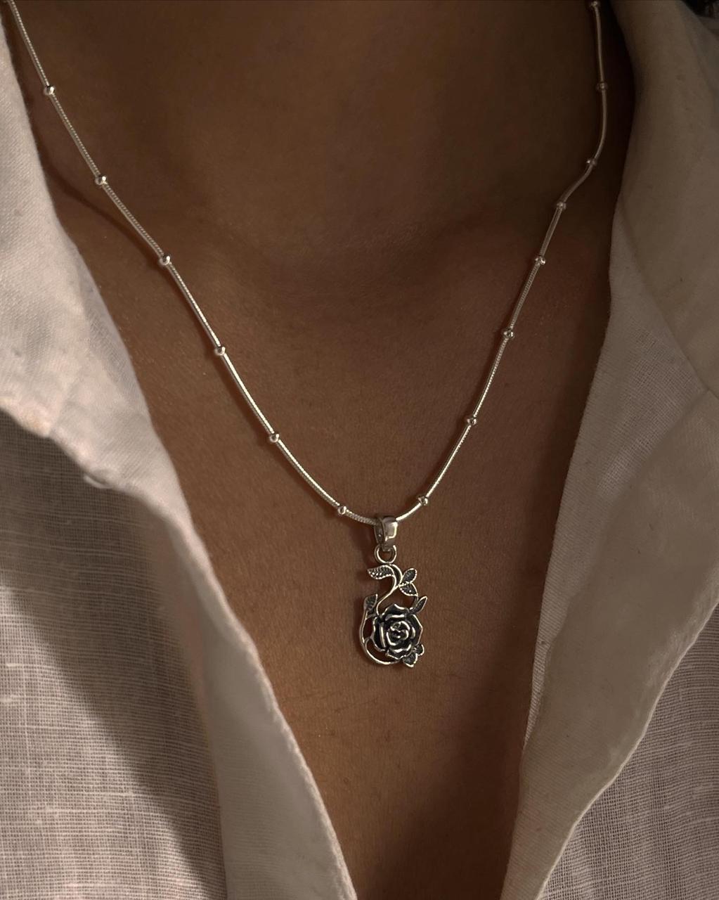 Romantic vintage rose design pendant in silver