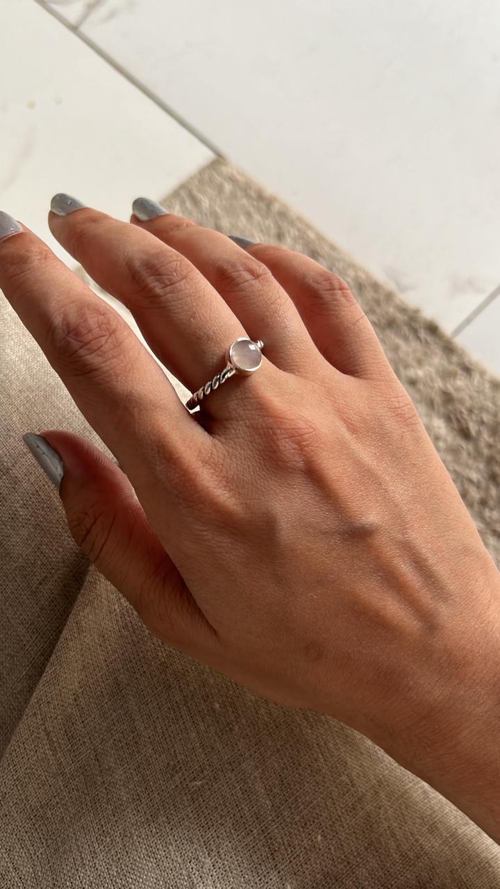 Charming rope band silver ring with rose quartz centerpiece