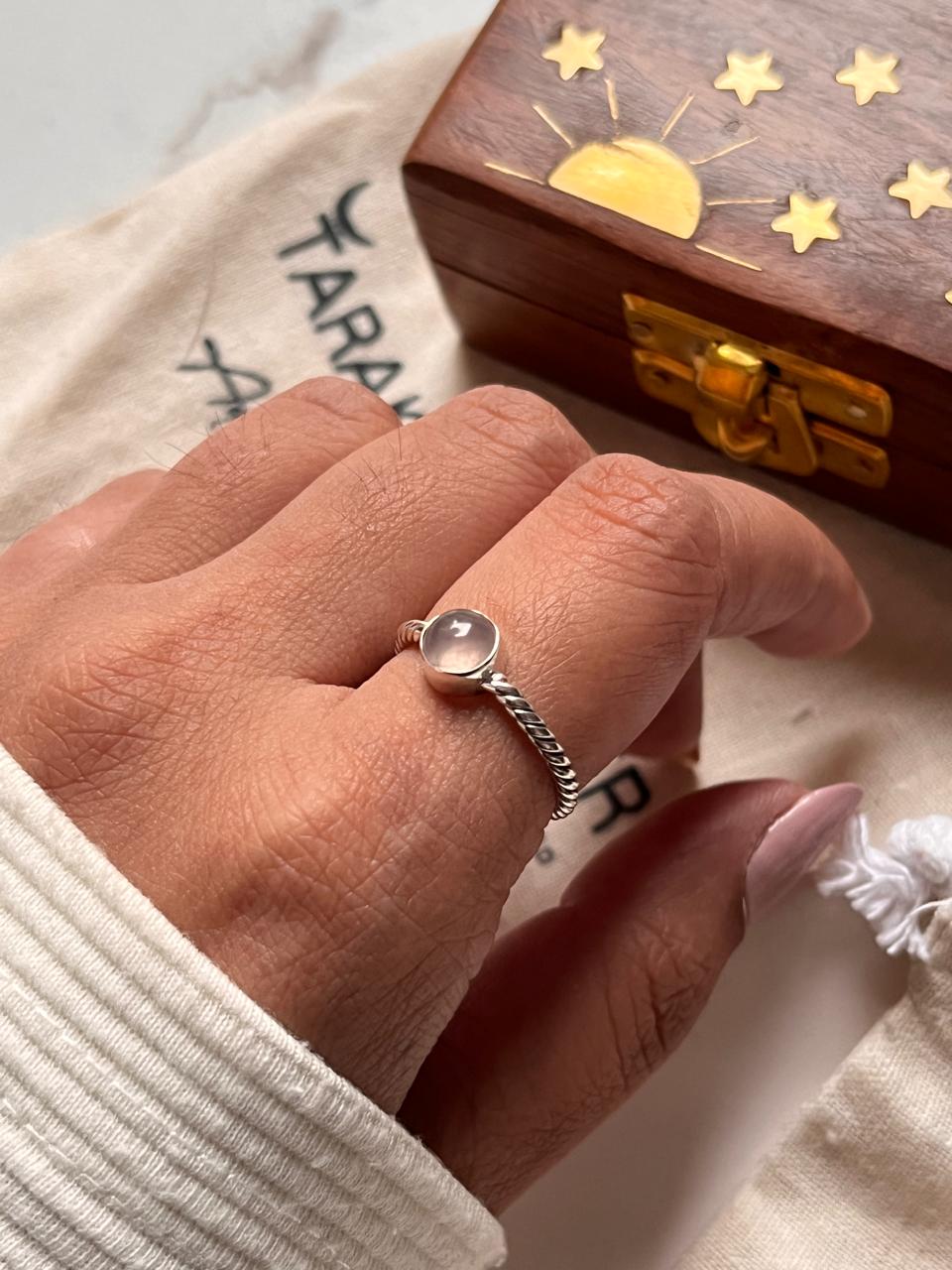 Vintage-inspired rose quartz rope band ring in sterling silver