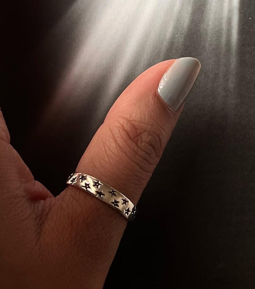 Elegant Star Engraved Ring in 925 Silver