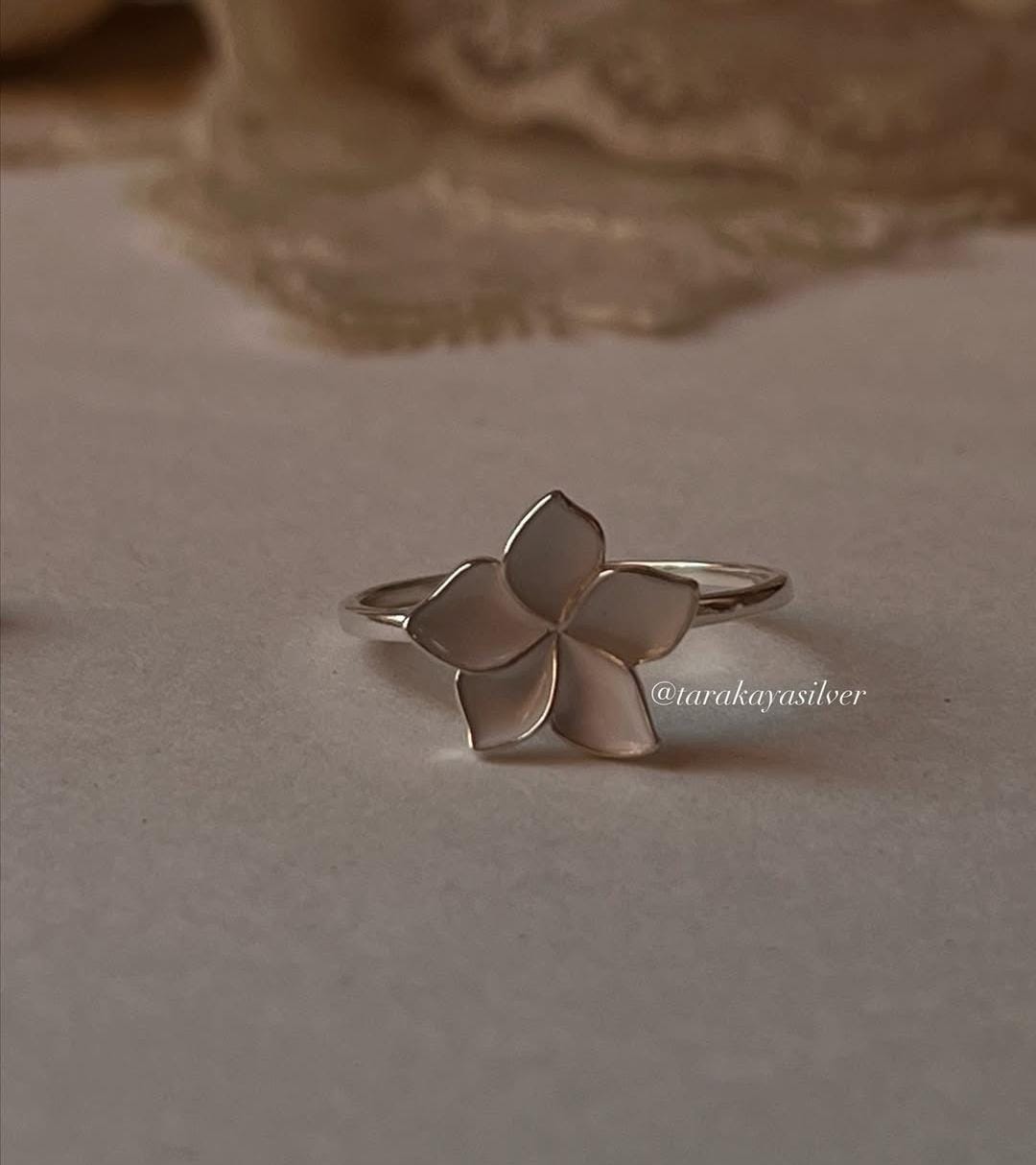 Floral 925 silver ring featuring white plumeria enamel