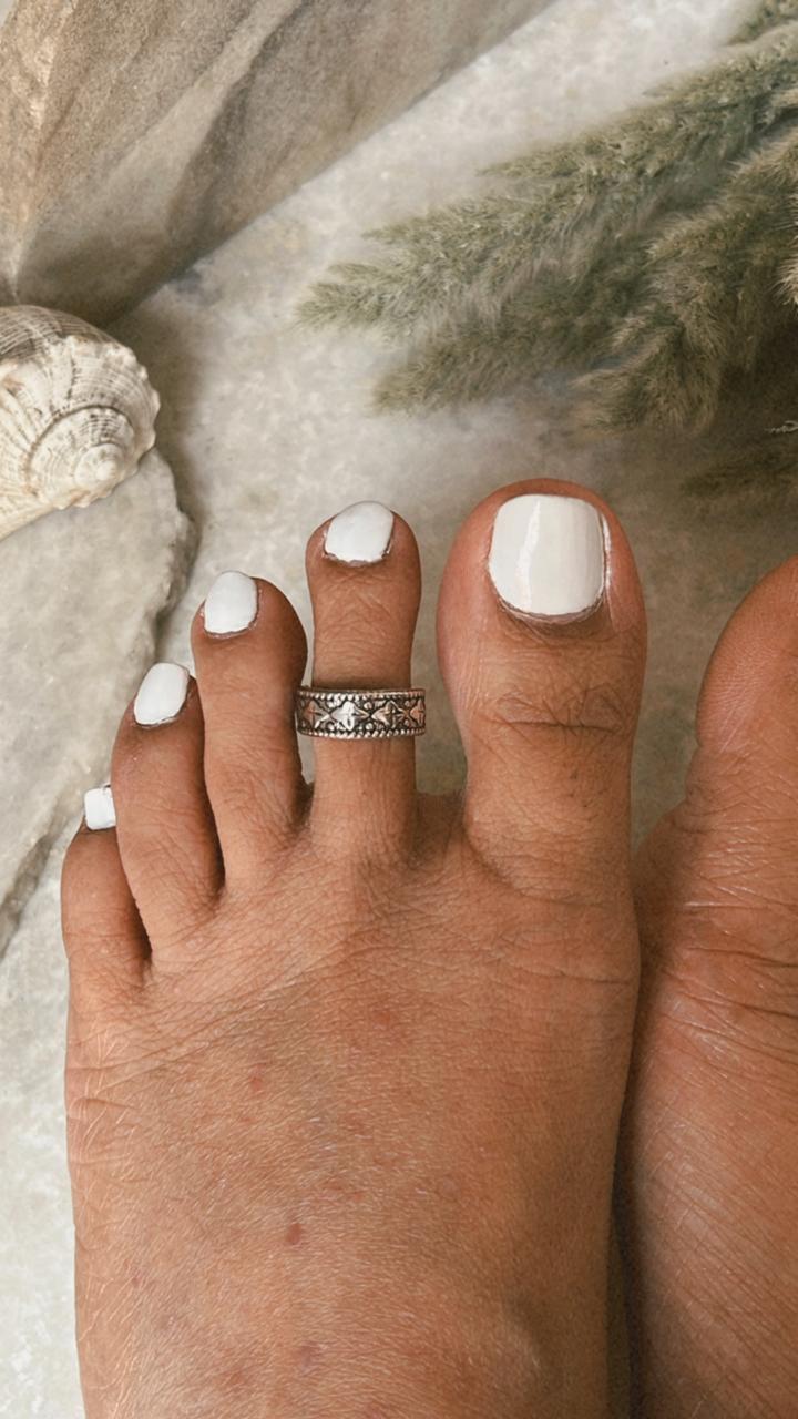 Oxidized sterling silver toe ring with tribal detail