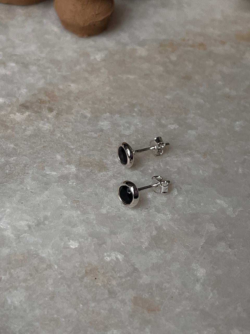 Elegant 6mm Black Onyx Stud Earrings in 925 Silver
