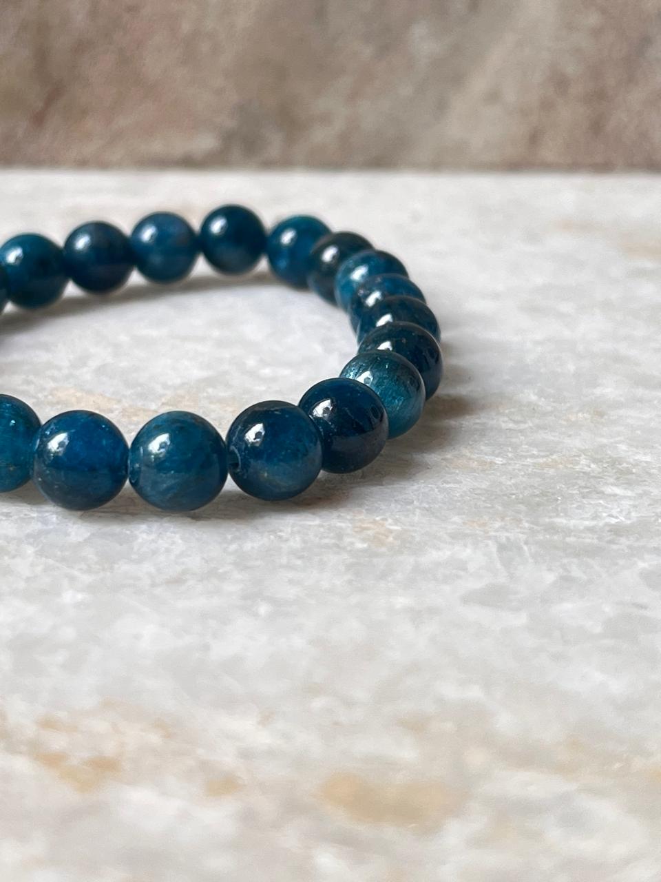 Stretch bracelet with 8MM round apatite crystals
