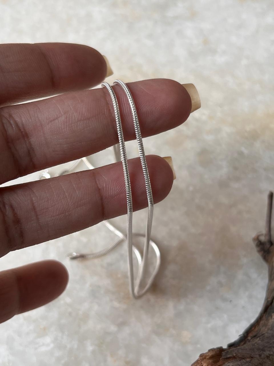Flexible silver anklet with classic snake design