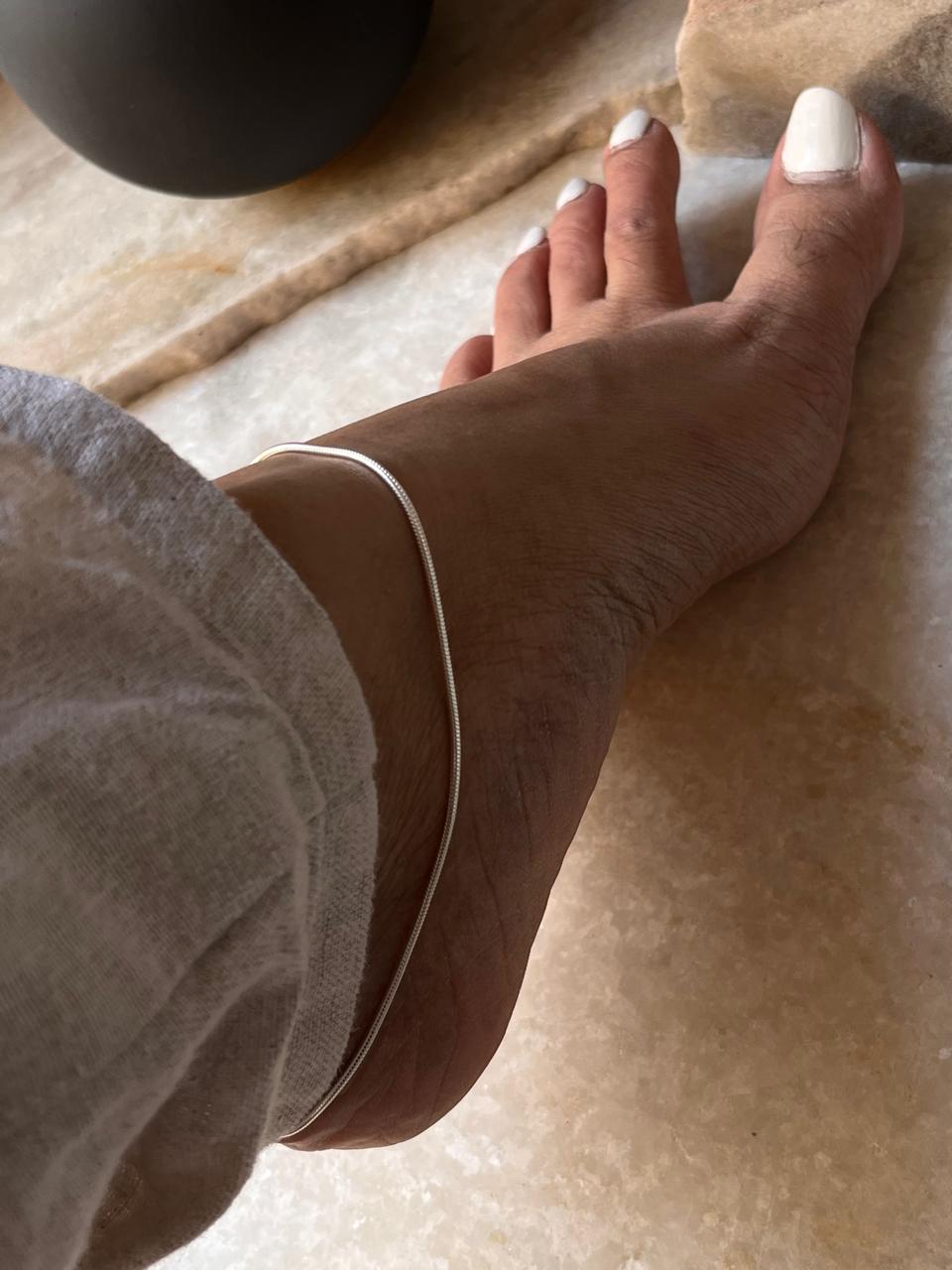 Pure silver anklet featuring classic snake pattern