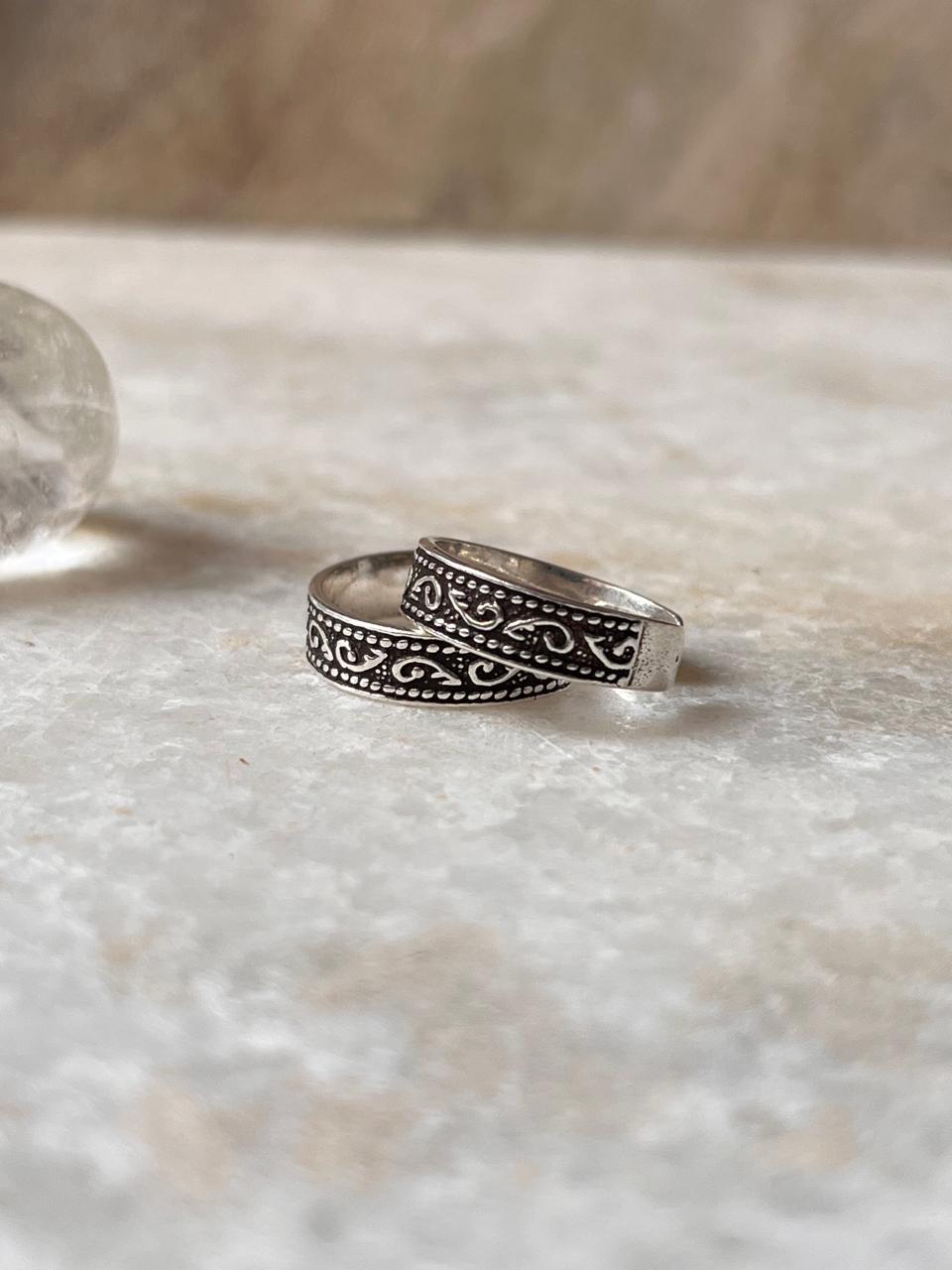 Handcrafted tribal toe ring with leaf motif in silver
