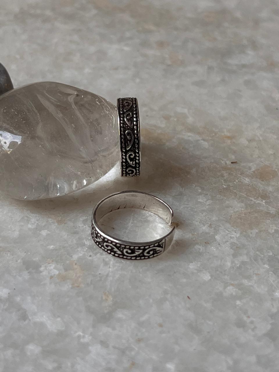 Oxidized sterling silver toe ring with leaf and dot design