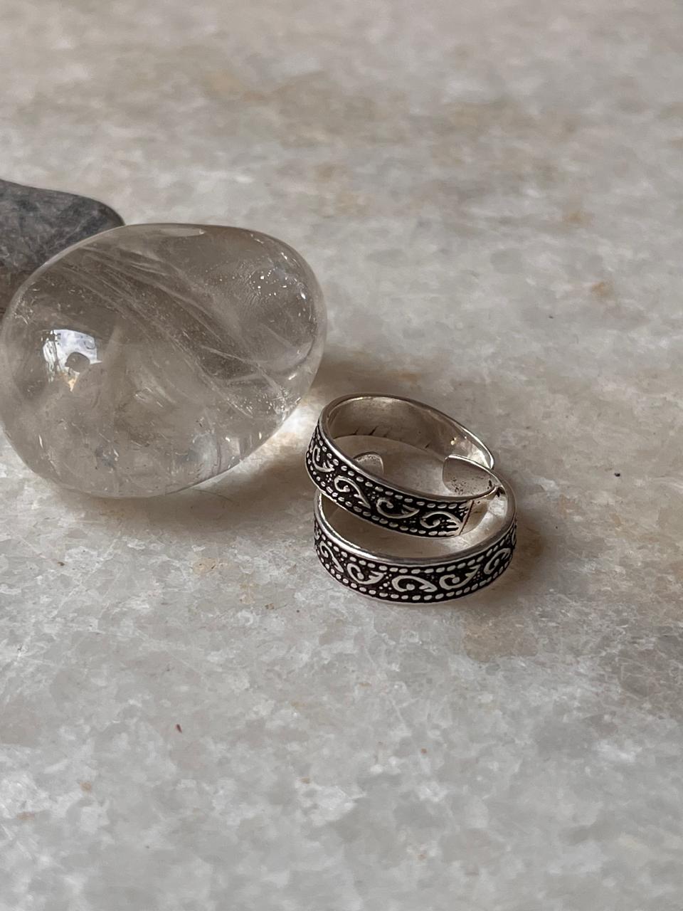 Ethnic leaf and dot pattern toe ring in 925 silver