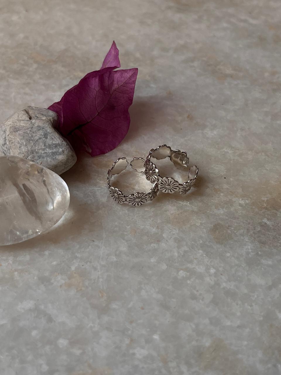 Pure silver toe ring with engraved flowers