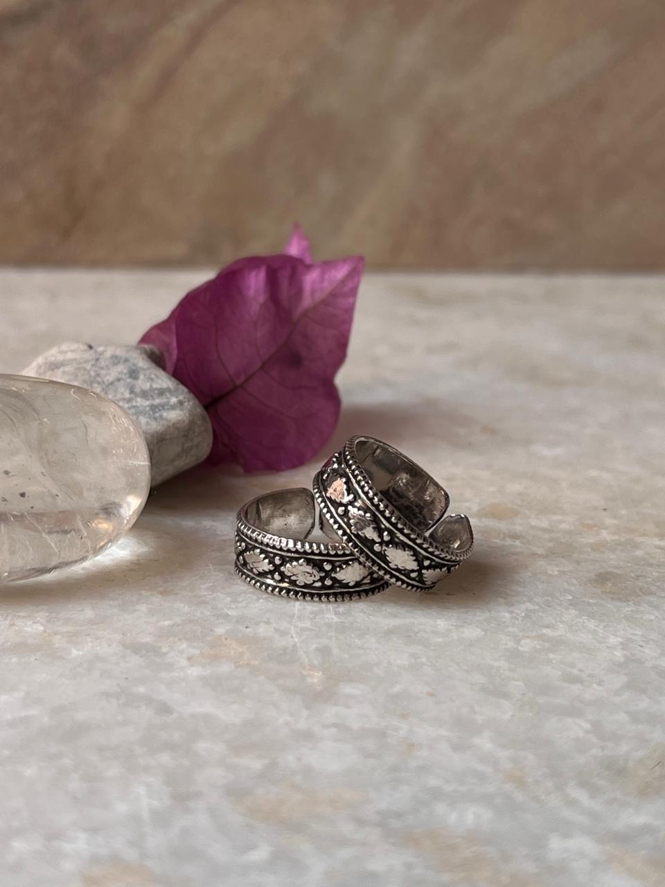 Oxidized sterling silver toe ring with rawa work
