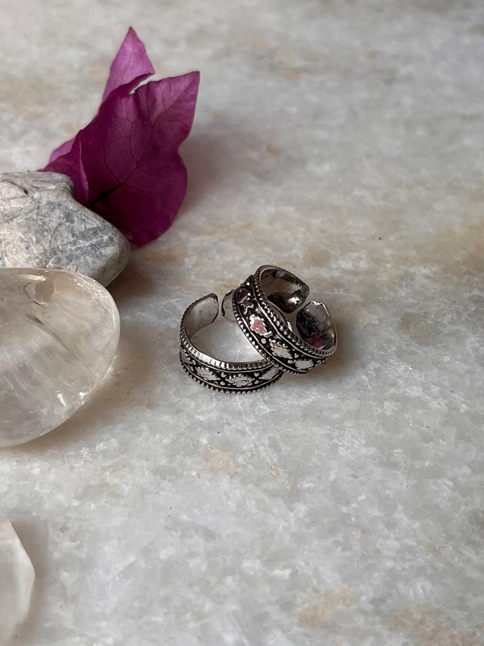 Pure silver toe ring with antique rawa design